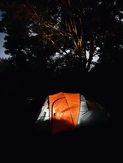tent bij nacht